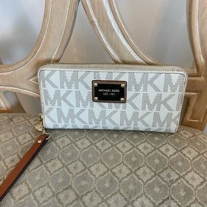 Michael Kors Zip around wristlet/wallet